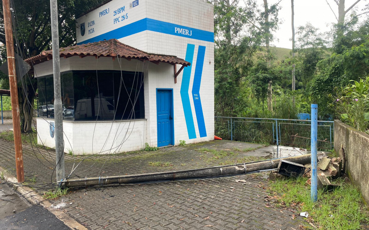 Um dos postes atingiu um carro, enquanto outro destruiu o hidrômetro do posto da PM no Santa Cruz