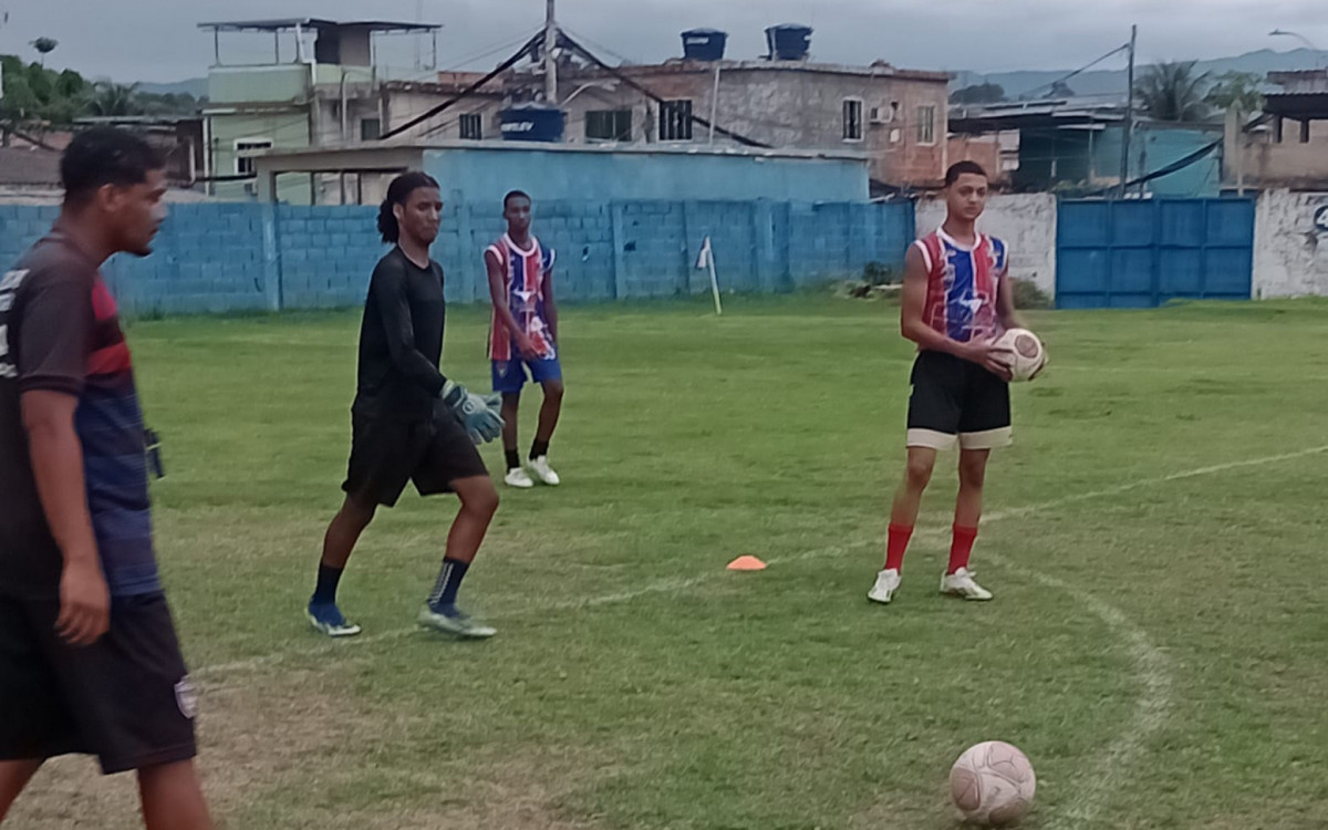 Treino do time sub-15 antes da partida contra o Resende