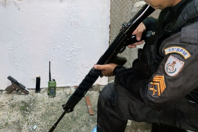 PM prende trio com pistola, carregador e rádio transmissor em Belford Roxo