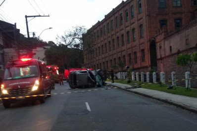 Capotamento de carro no Centro deixa duas pessoas feridas