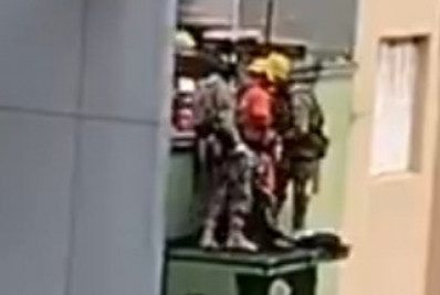 Vídeo: bombeiro cai de prédio durante resgate de homem em surto no RS