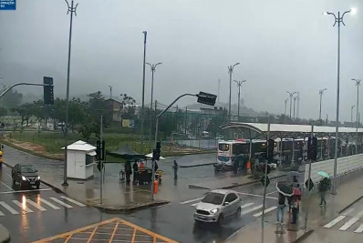 Frente fria chega ao Rio e provoca chuva forte 