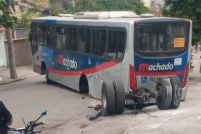 Ônibus perde rodas traseiras e assusta passageiros na Penha