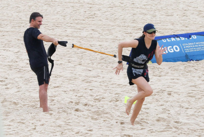 Murilo Rosa e Fernanda Tavares treinam em praia no Rio