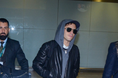 De capuz e óculos escuros, Rami Malek desembarca no Brasil