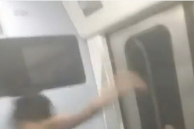 Vídeo: Mulheres são flagradas vandalizando portas de trem da SuperVia