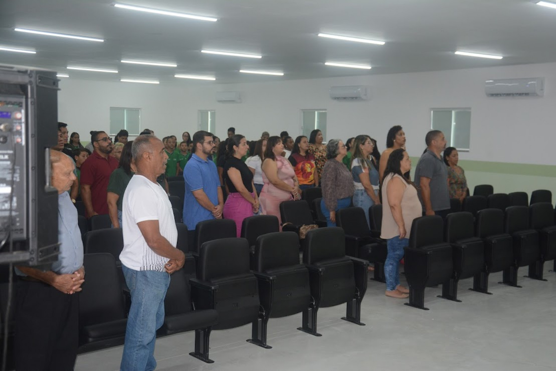 Prefeito Vantoil Martins, o secret&aacute;rio de Educa&ccedil;&atilde;o C&aacute;cio Rodrigues, o secret&aacute;rio de governo Jales Lins, o vereador Marcelo Dur&atilde;o, al&eacute;m de outras autoridades do nosso munic&iacute;pio e alunos e funcion&aacute;rios da Oscar Magalh&atilde;es - Ascom 