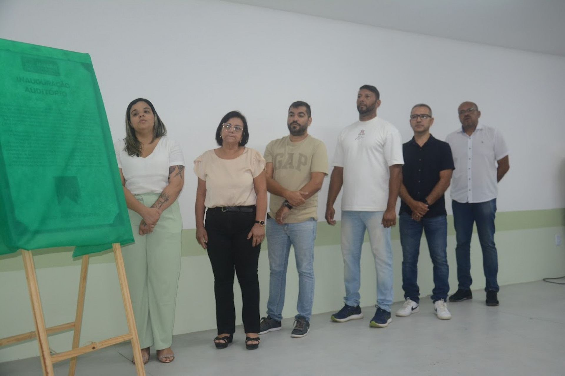 Prefeito Vantoil Martins, o secret&aacute;rio de Educa&ccedil;&atilde;o C&aacute;cio Rodrigues, o secret&aacute;rio de governo Jales Lins, o vereador Marcelo Dur&atilde;o, al&eacute;m de outras autoridades do nosso munic&iacute;pio e alunos e funcion&aacute;rios da Oscar Magalh&atilde;es - Ascom 