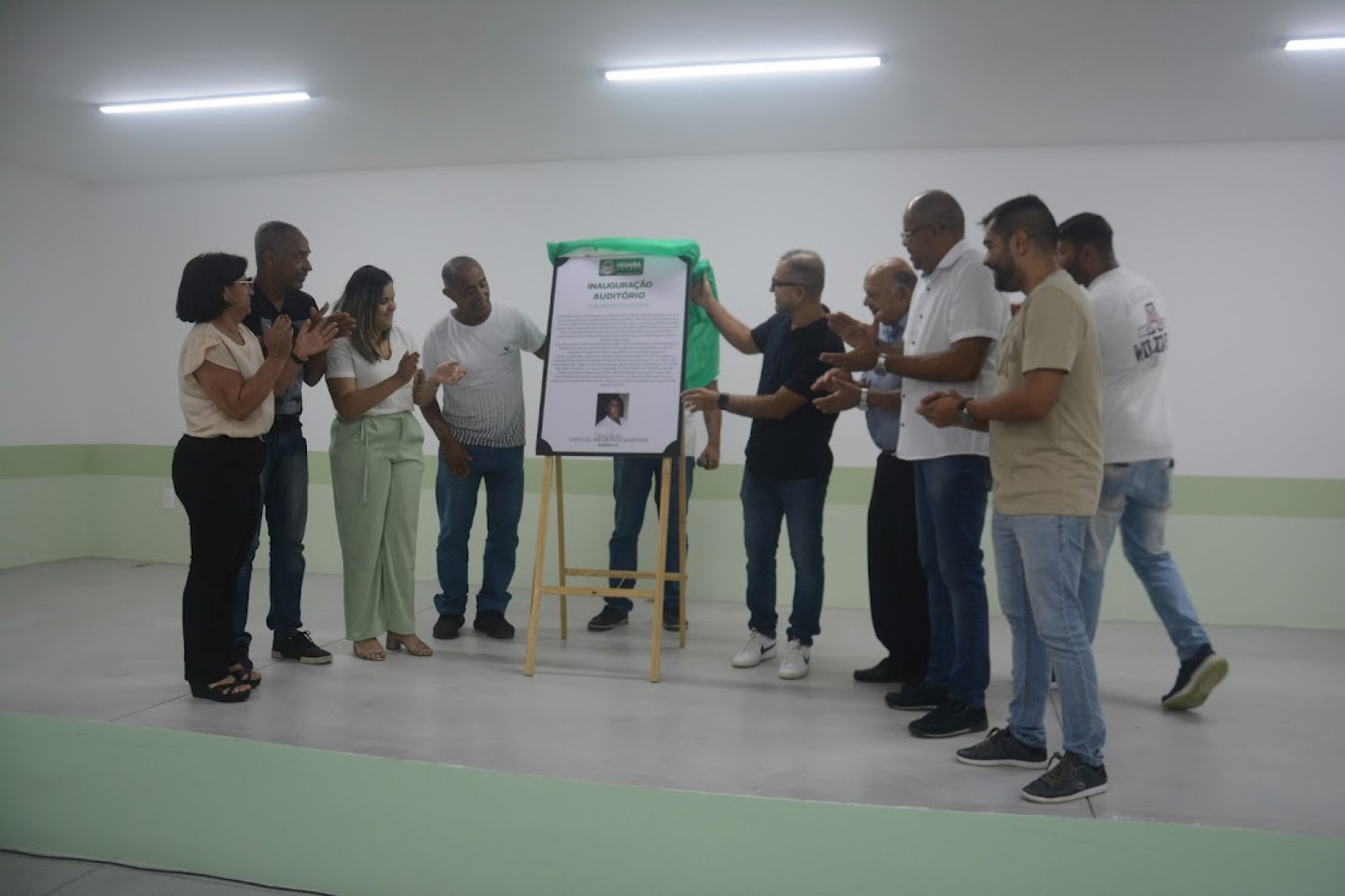 Prefeito Vantoil Martins, o secret&aacute;rio de Educa&ccedil;&atilde;o C&aacute;cio Rodrigues, o secret&aacute;rio de governo Jales Lins, o vereador Marcelo Dur&atilde;o, al&eacute;m de outras autoridades do nosso munic&iacute;pio e alunos e funcion&aacute;rios da Oscar Magalh&atilde;es - Ascom 