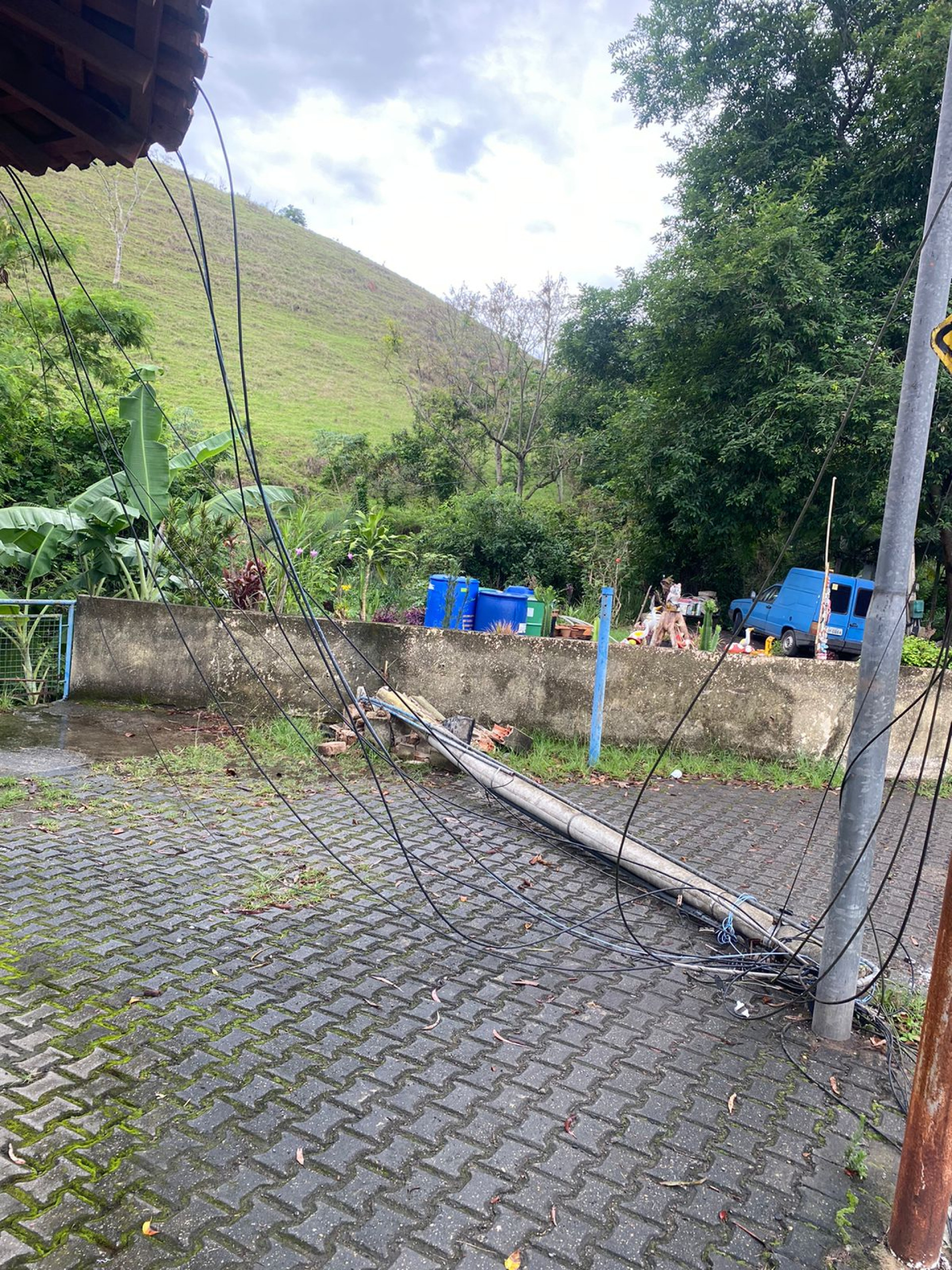 Posto da PM e algumas casas ficaram sem energia elétrica e serviços de telefone e internet