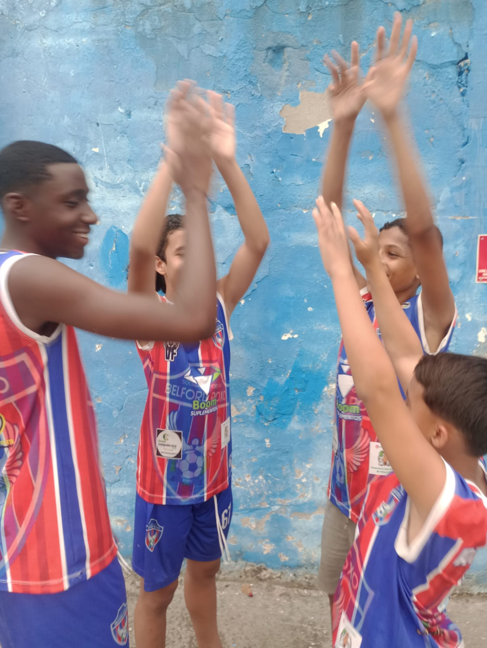 Jogadores do sub-15 festejando a vitória na Copa União Corcovado