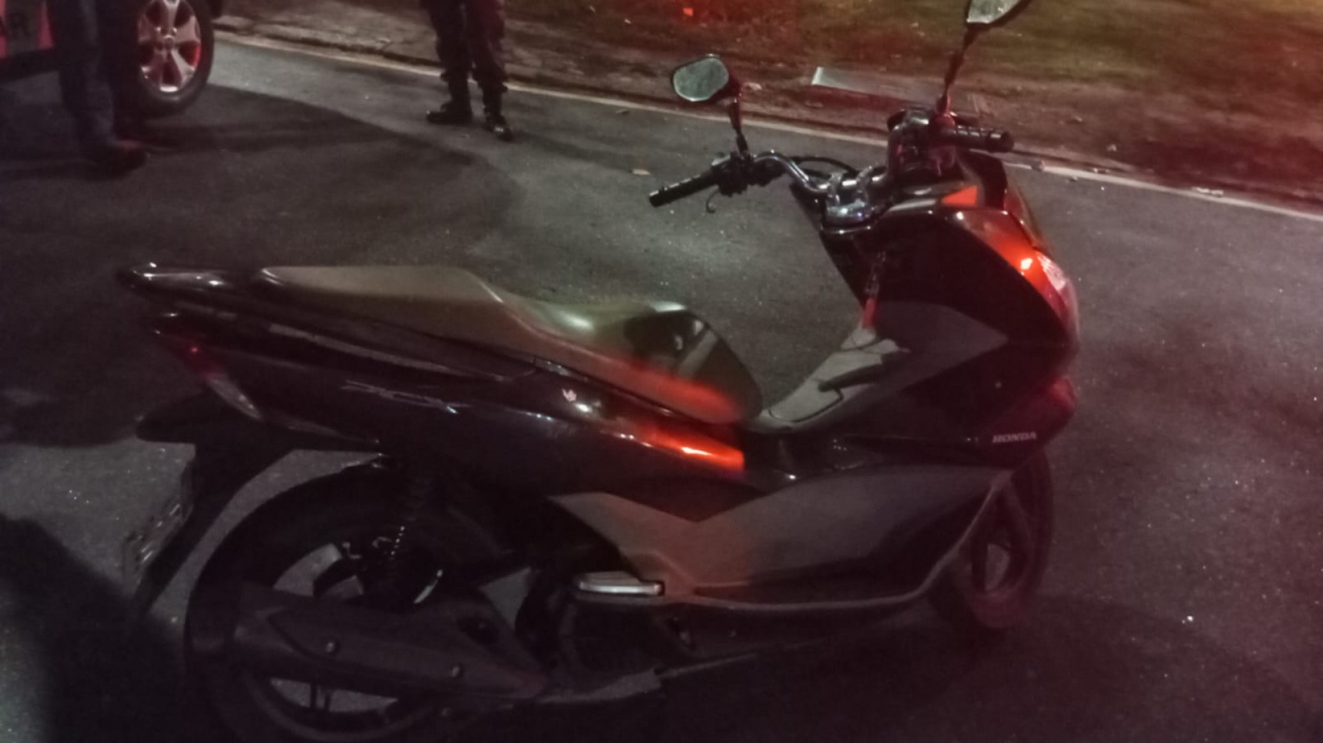 Moto furtada foi recuperada e devolvida ao proprietário - Reprodução / @pmerj