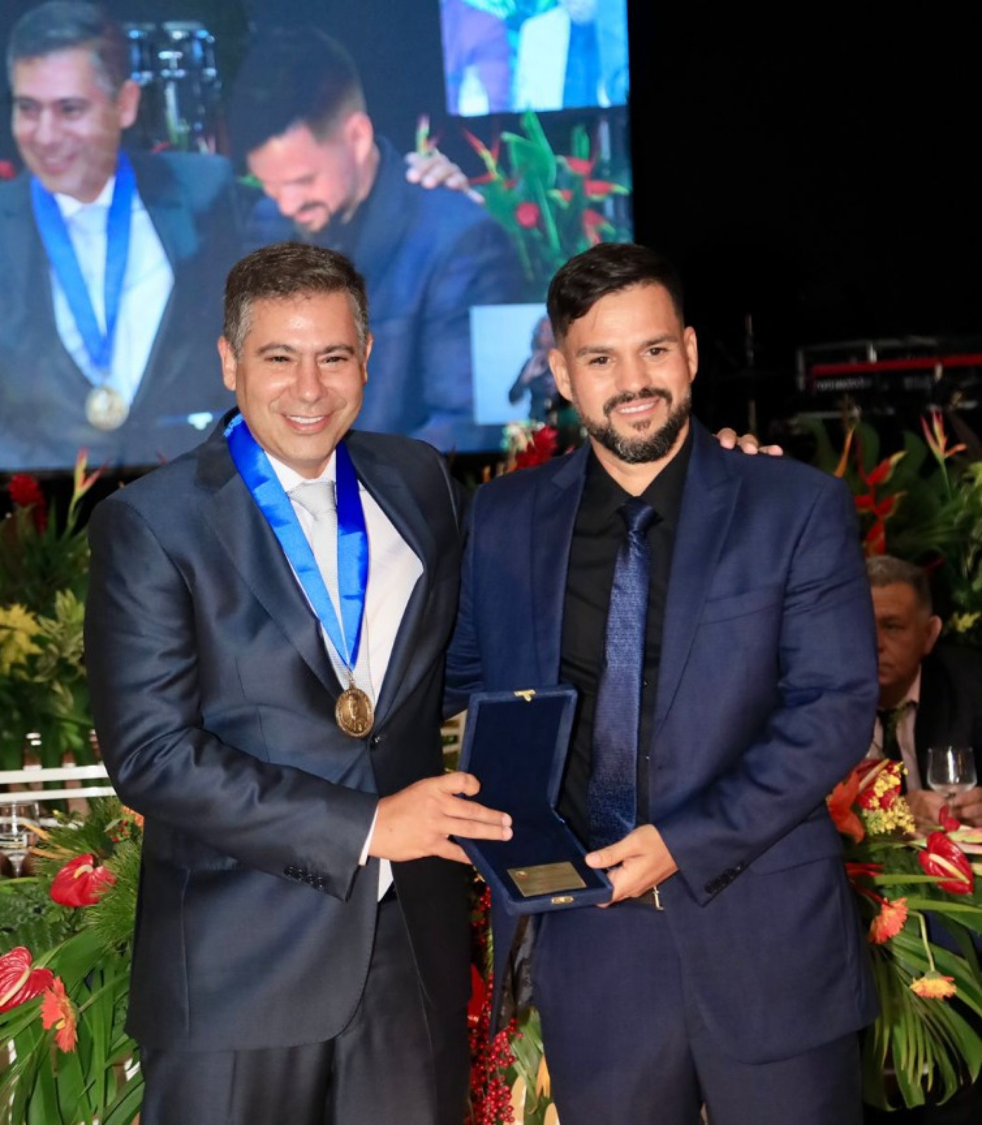 O prefeito eleito de Cabo Frio, Serginho (PL), recebe Medalha Major Belegard das mãos do presidente da Câmara e vice-prefeito eleito, Miguel Alencar