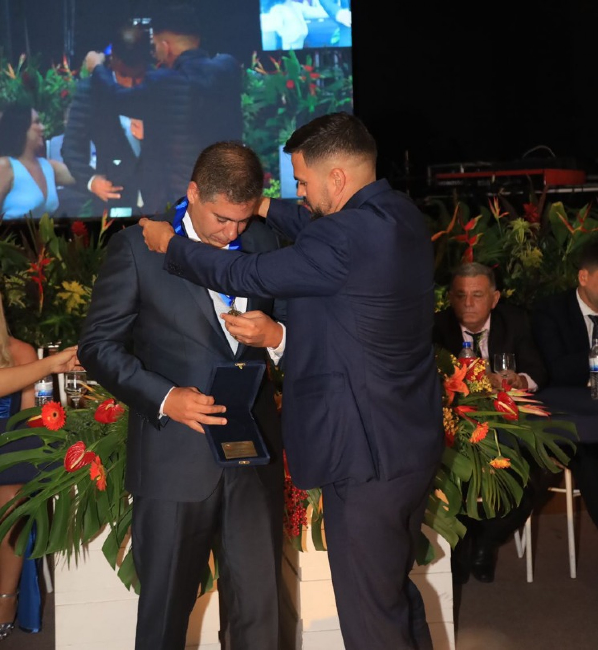 O prefeito eleito de Cabo Frio, Serginho (PL), recebe Medalha Major Belegard das m&atilde;os do presidente da C&acirc;mara e vice-prefeito eleito, Miguel Alencar - Ascom 