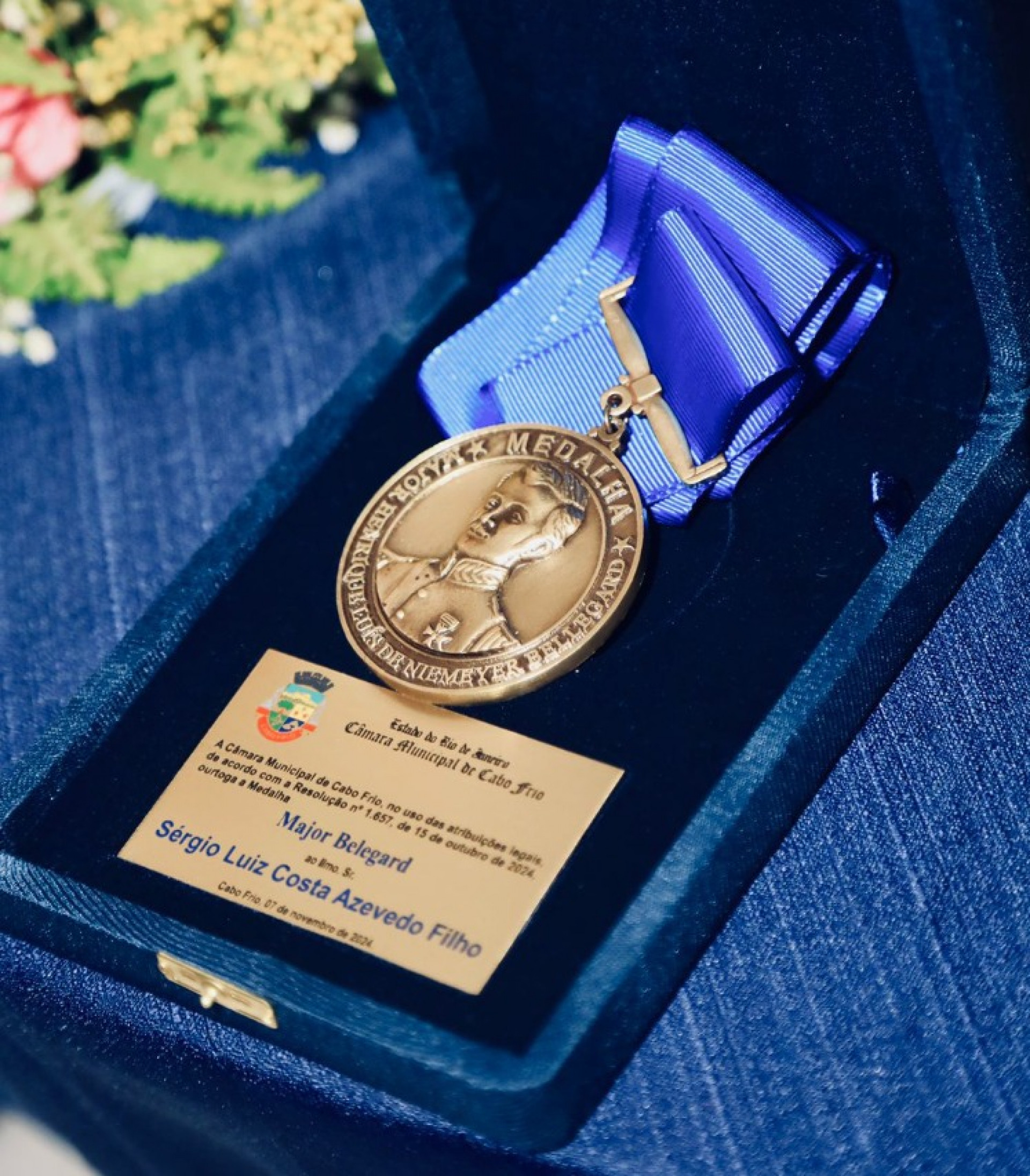 O prefeito eleito de Cabo Frio, Serginho (PL), recebe Medalha Major Belegard das m&atilde;os do presidente da C&acirc;mara e vice-prefeito eleito, Miguel Alencar - Ascom 