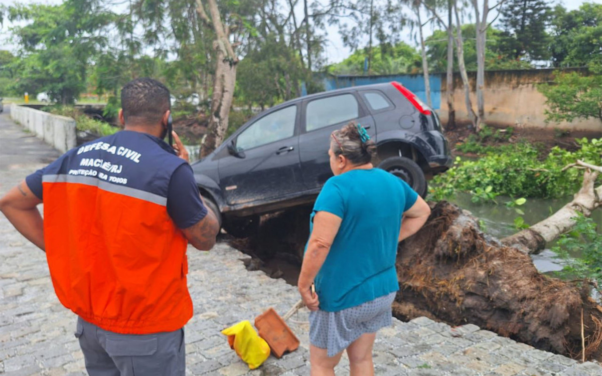 Na madrugada deste sábado (9), uma árvore caiu no bairro Barra de Macaé, atingindo um veículo na Rua Hérmes Santório