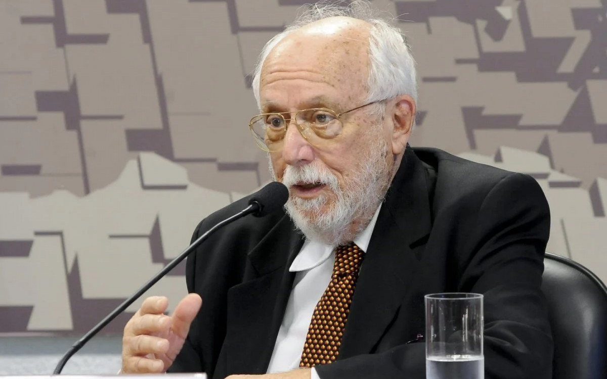 Nascido em Belo Horizonte, José Botafogo Gonçalves deu início à carreira diplomática em 1960