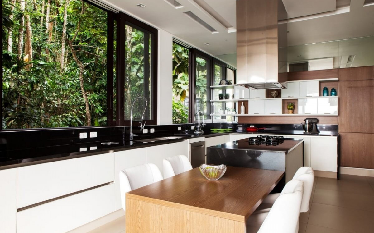 A cozinha em 'L' &eacute; uma solu&ccedil;&atilde;o vers&aacute;til e moderna para os lares (Projeto: Infinity Spaces Arquitetura e Interiores | Imagem: Dotta Photo)