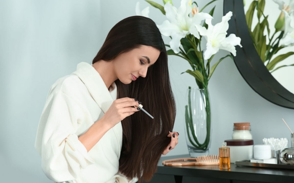 &Eacute; importante manter cuidados regulares com os cabelos (Imagem: Pixel-Shot | Shutterstock)