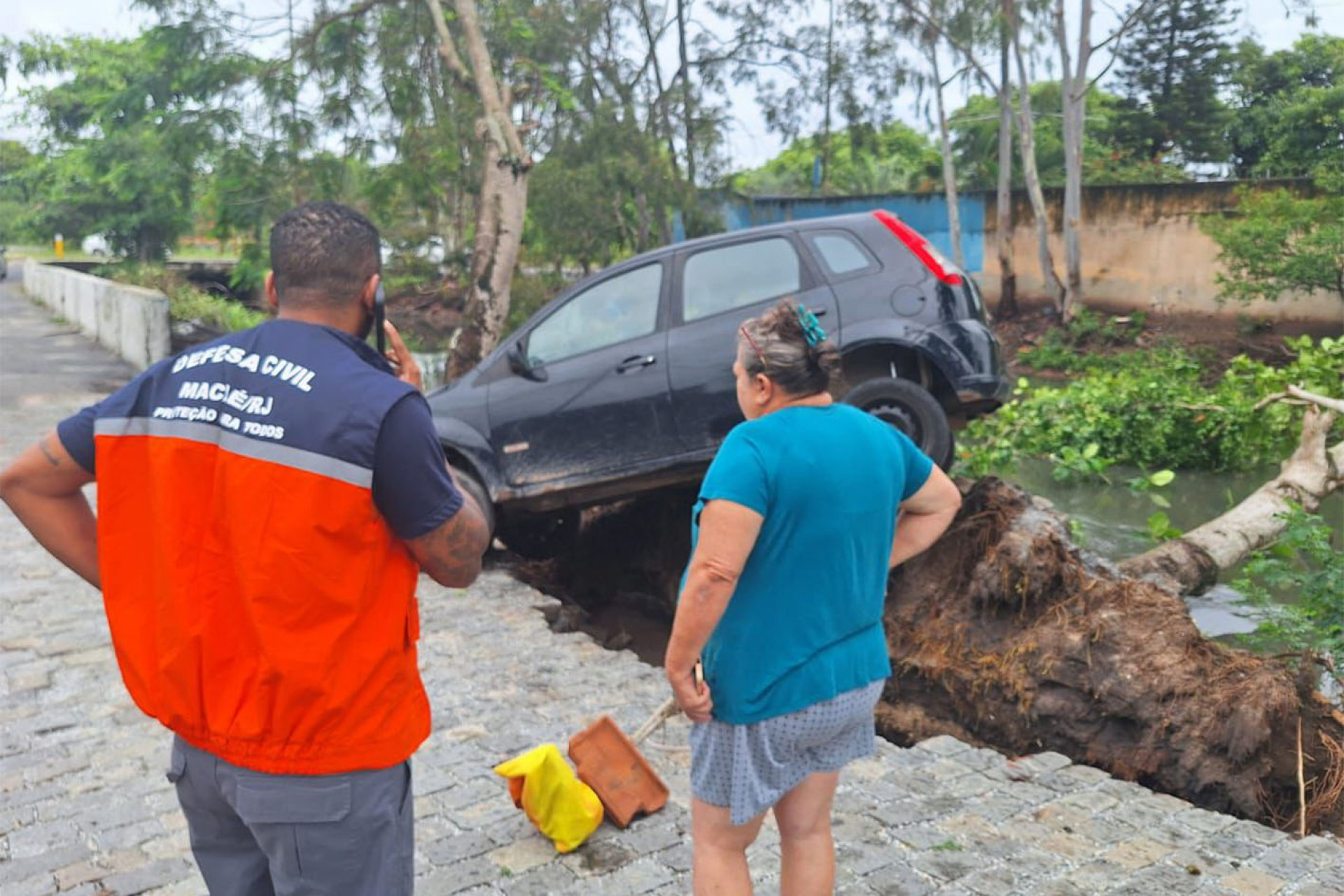 Na madrugada deste sábado (9), uma árvore caiu no bairro Barra de Macaé, atingindo um veículo na Rua Hérmes Santório - Foto: Divulgação