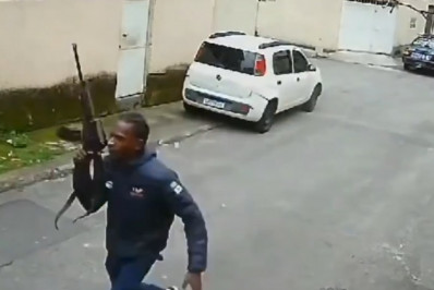 Em meio à guerra entre tráfico e milícia, bandidos são flagrados com fuzis em Bangu; veja vídeo