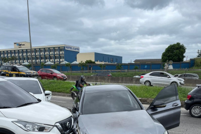 Vídeo: perseguição a carro de luxo roubado na Rodovia Washigton Luiz termina com bandidos presos