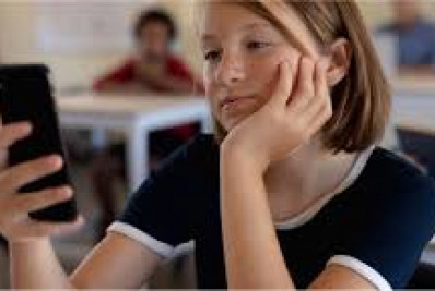 O que os pais acham de proibir celular nas escolas?