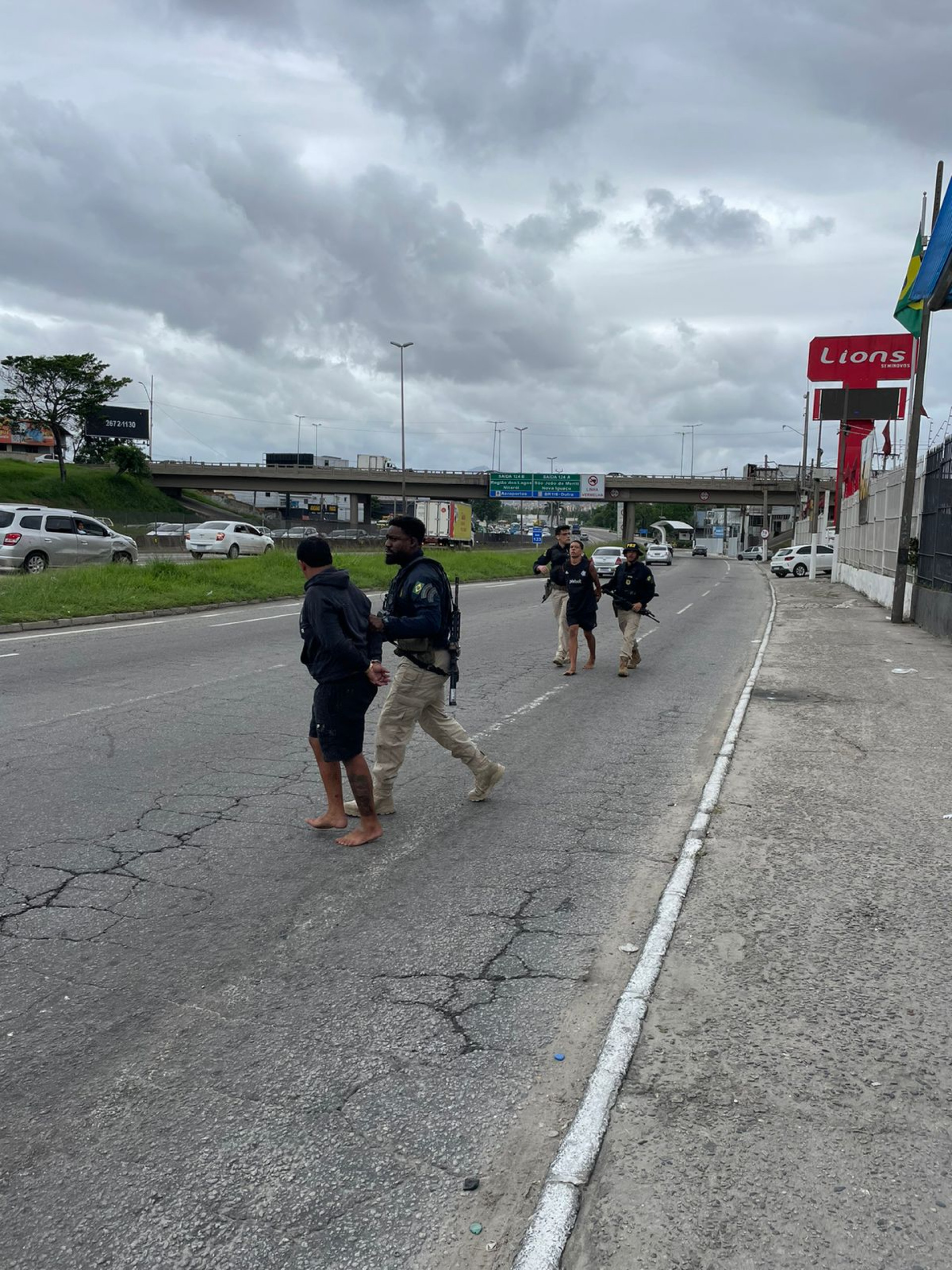 Carro de luxo é recuperado após perseguição policial na Rodovia Washington Luiz, neste sábado (9) - Reprodução/Redes sociais