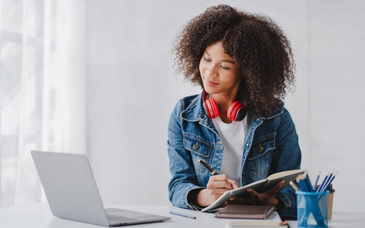 Os acontecimentos mundiais e nacionais costumam ser tema da reda&ccedil;&atilde;o do Enem (Imagem: Daenin | Shutterstock)