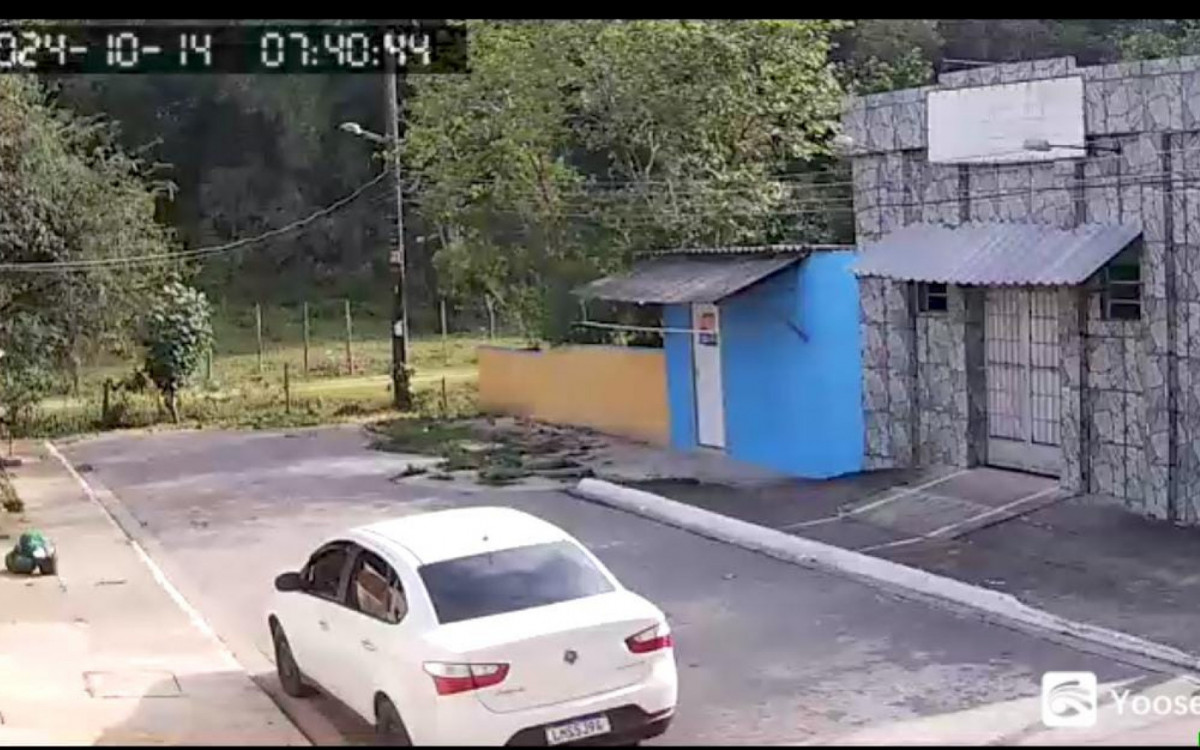 Veículo Gran Siena, na cor branca, usando pelo motorista de aplicativo,  também não foi lolcaizado    