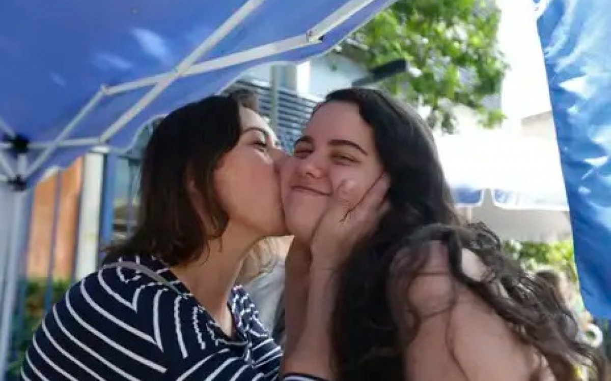 Vanessa Monteiro com a filha Sofia no segundo dia de provas do Enem