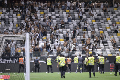 Atlético-MG x Flamengo: polícia abre inquérito para investigar bomba jogada em fotógrafo