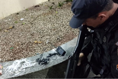 PM prende suspeito por ameaças com drogas, dinheiro e rádio em Belford Roxo