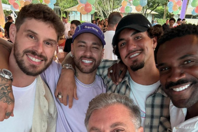 Neymar reúne 'A Diretoria' em festa de aniversário de Mavie
