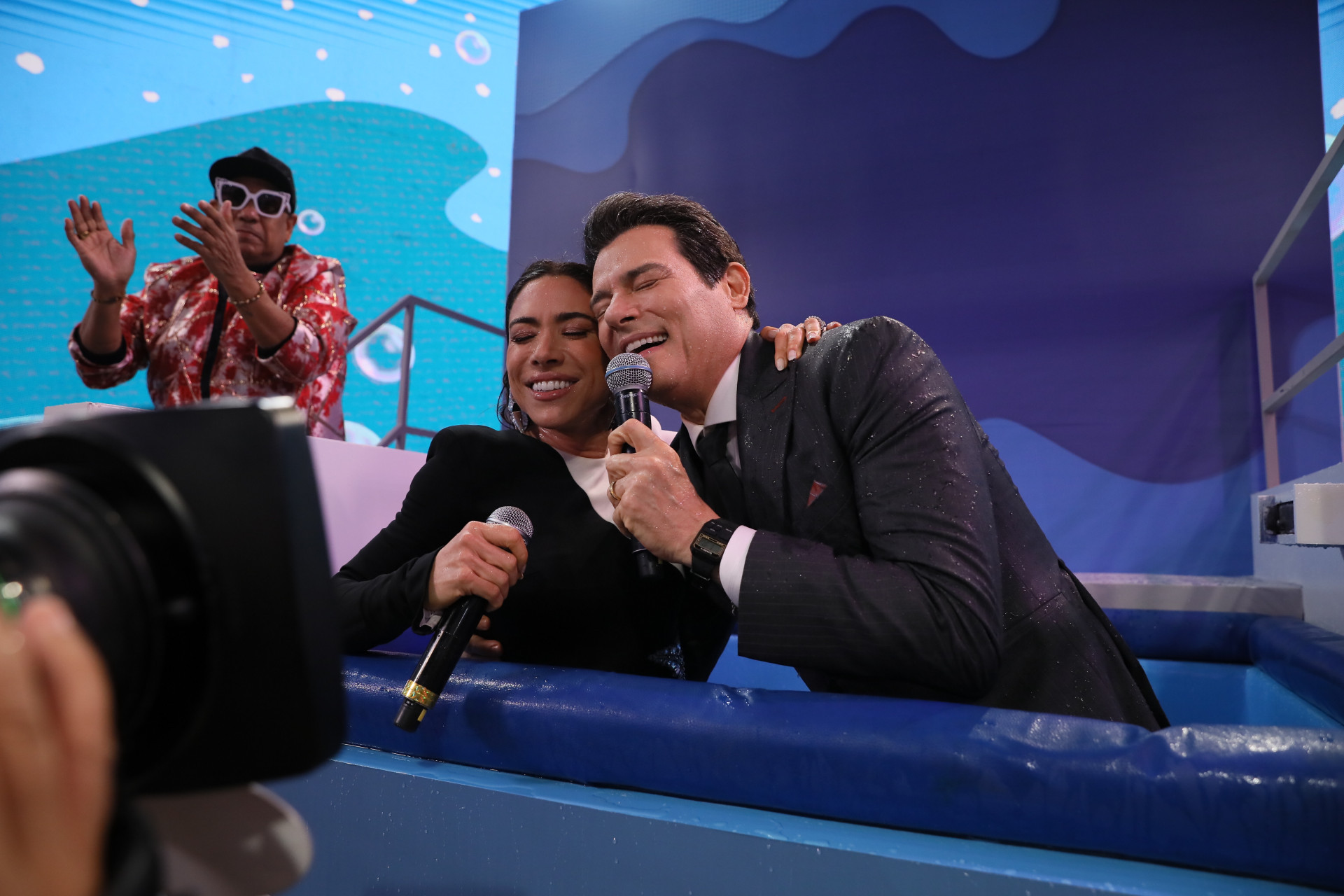 Patricia Abravanel e Celso Portiollo caem em tanque de água -  