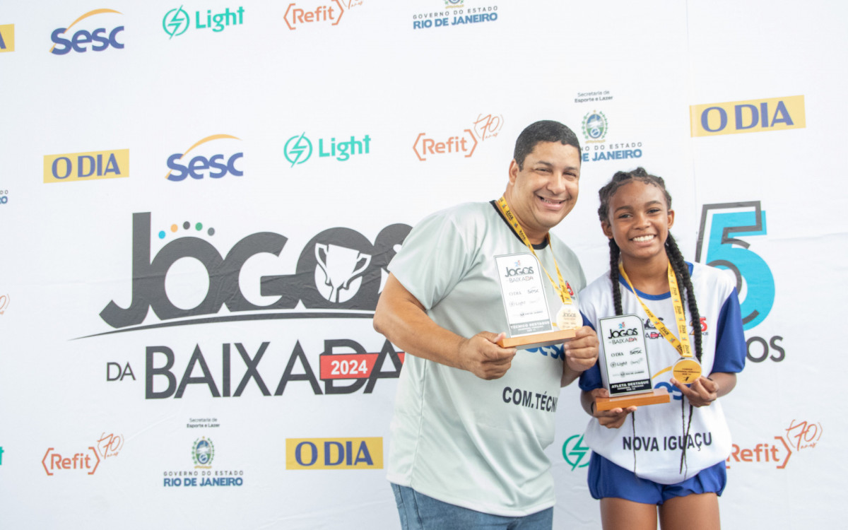 Emanuela Alves Mathias e o técnico André Penudo receberam os trofeus de melhor atleta do handebol feminino e melhor treinador, respectivamente