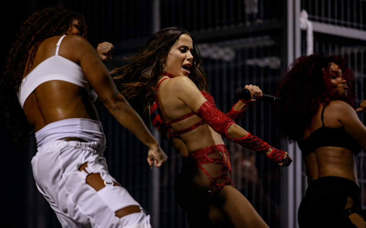 Anitta faz show em festival na região serrana do Rio