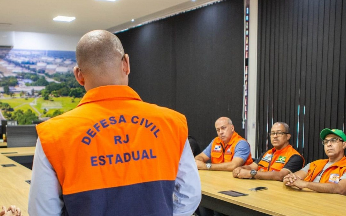 O secretário municipal de Belford Roxo, Cristiano Nogueira (sentado ao centro) participou do encontro que abordou temas relevantes