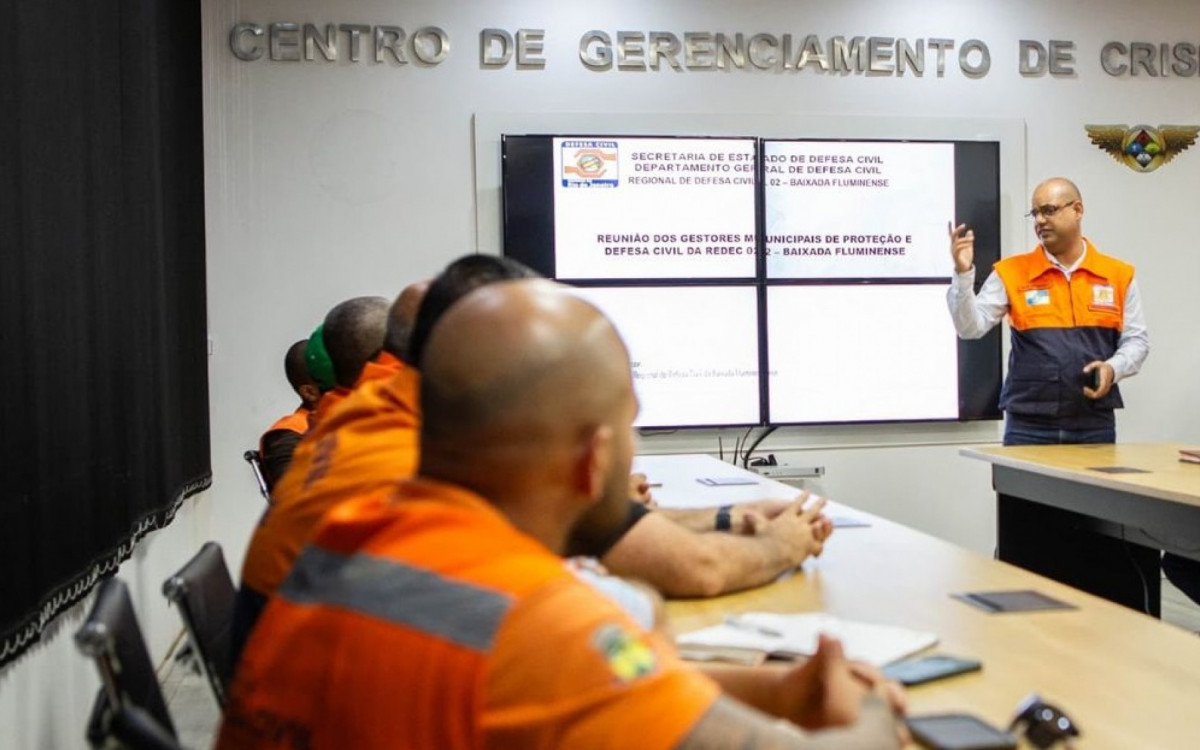 A reunião foi ministrada pelo coordenador da regional de Proteção e Defesa Civil 02 - Baixada Fluminense, Ederson Silva Antônio