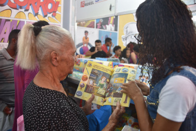 Aluna mais idosa de Maricá se encanta pela leitura aos 90 anos