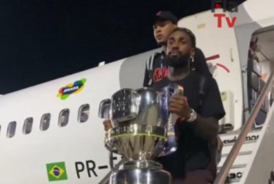 Torcedores pedem permanência de Gabigol e criticam Marcos Braz em desembarque do Flamengo
