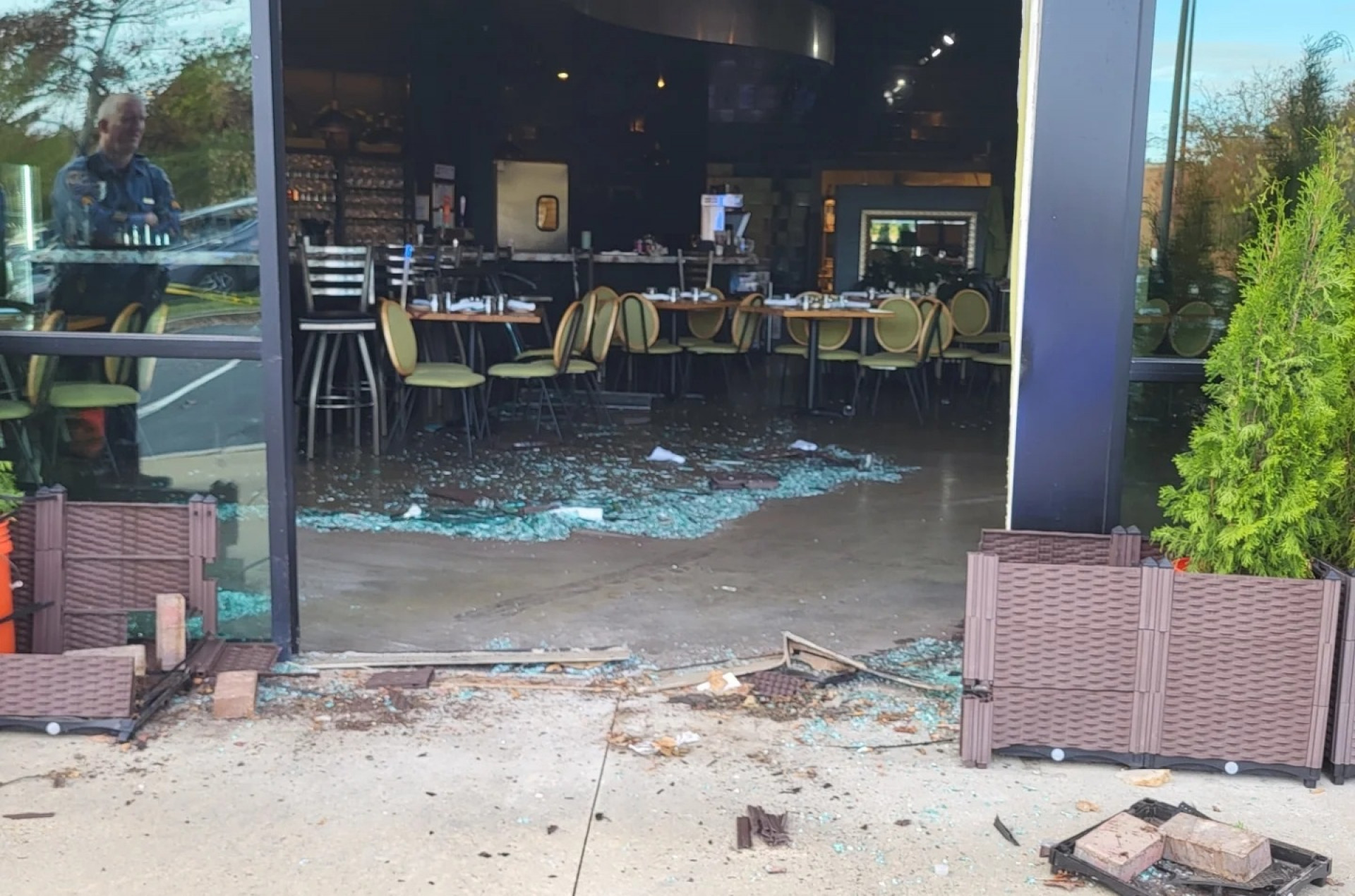 Clientes conseguiram escapar antes de serem atingidos - Reprodu&ccedil;&atilde;o/Facebook