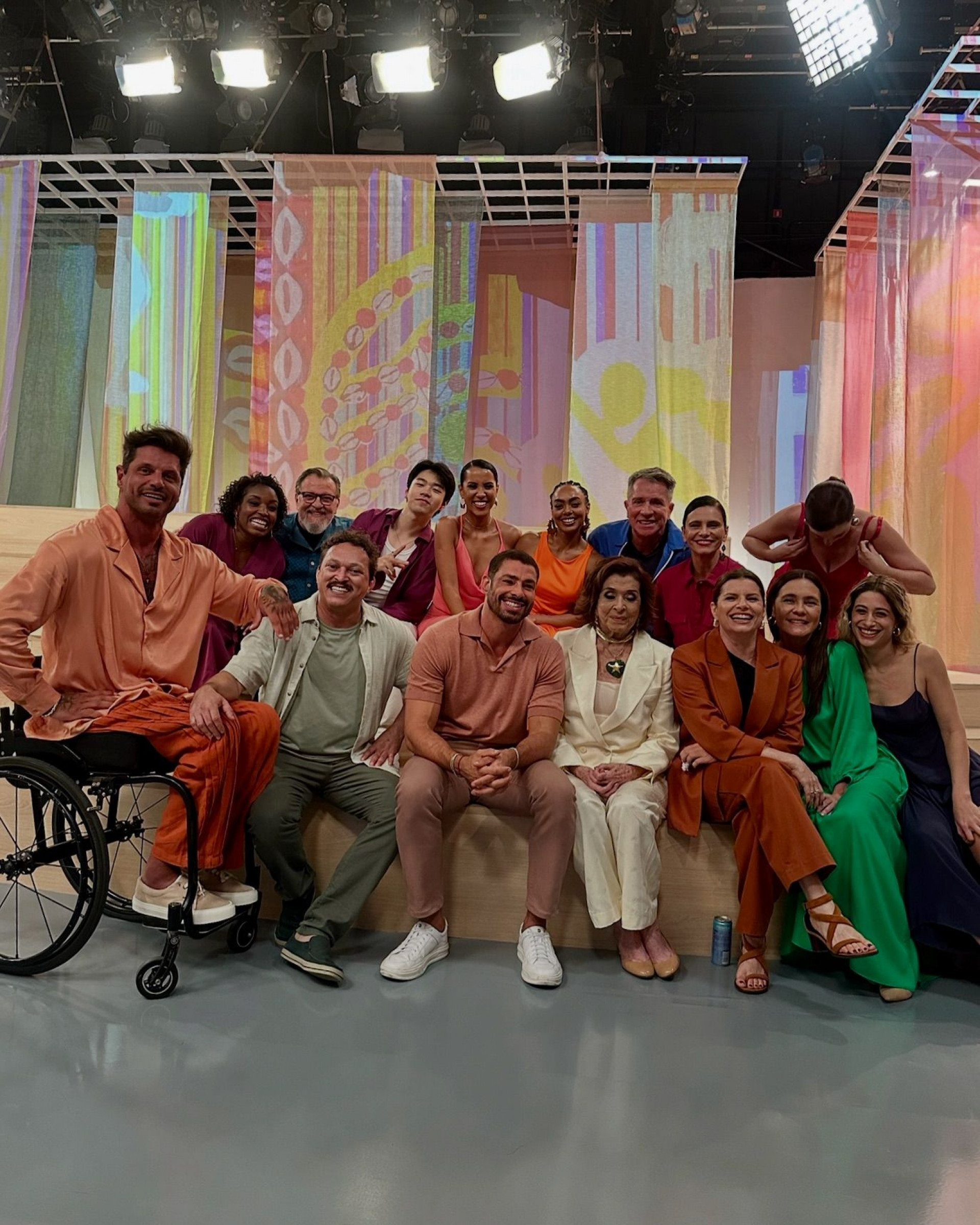 Famosos nos bastidores da gravação de vinheta de final de ano da Globo 
 - Reprodução / Instagram 