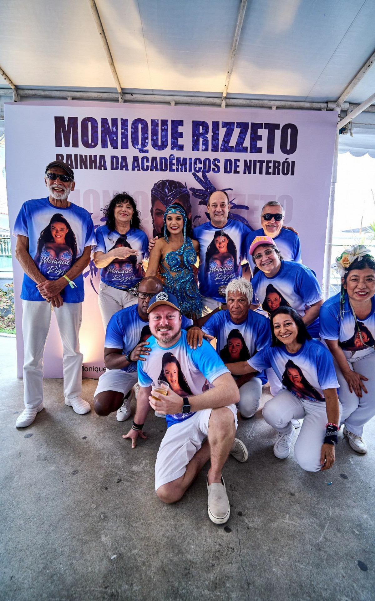 Monique Rizzeto junto aos integrantes da escola