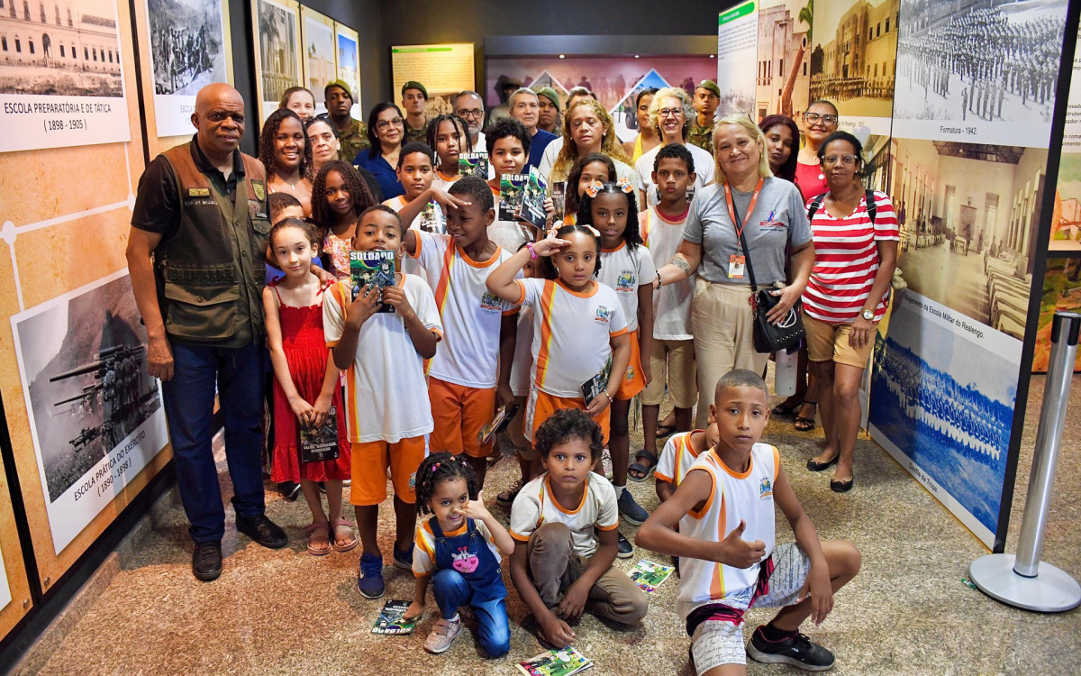 O capitão Messias com as crianças e representantes do CRAS de Santa Teresa