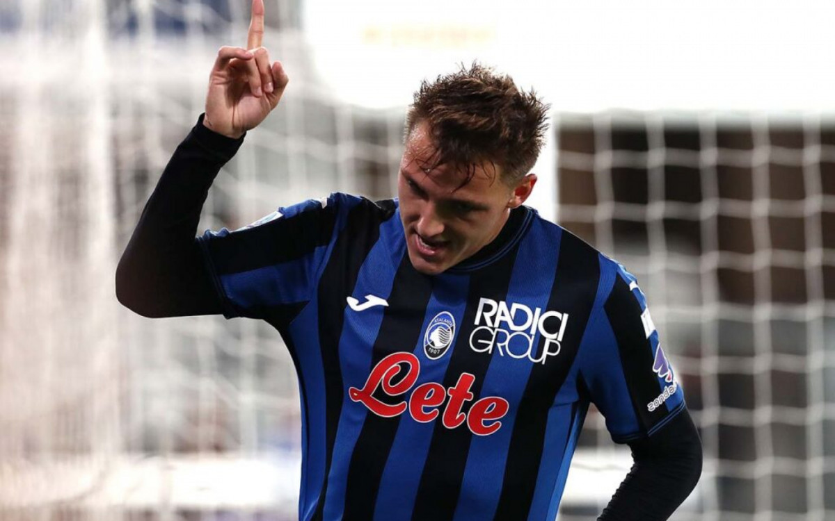 BERGAMO, ITALY - OCTOBER 26: Mateo Retegui of Atalanta celebrates scoring his team's sixth goal during the Serie A match between Atalanta BC and Hellas Verona FC at Gewiss Stadium on October 26, 2024 in Bergamo, Italy. (Photo by Marco Luzzani/Getty Images)