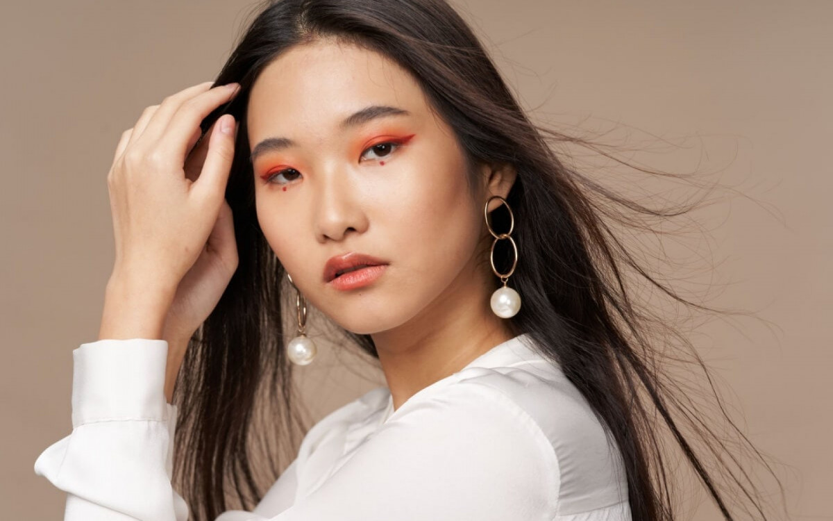 A sombra ajuda a valorizar a cor dos olhos (Imagem: ShotPrime Studio | Shutterstock)