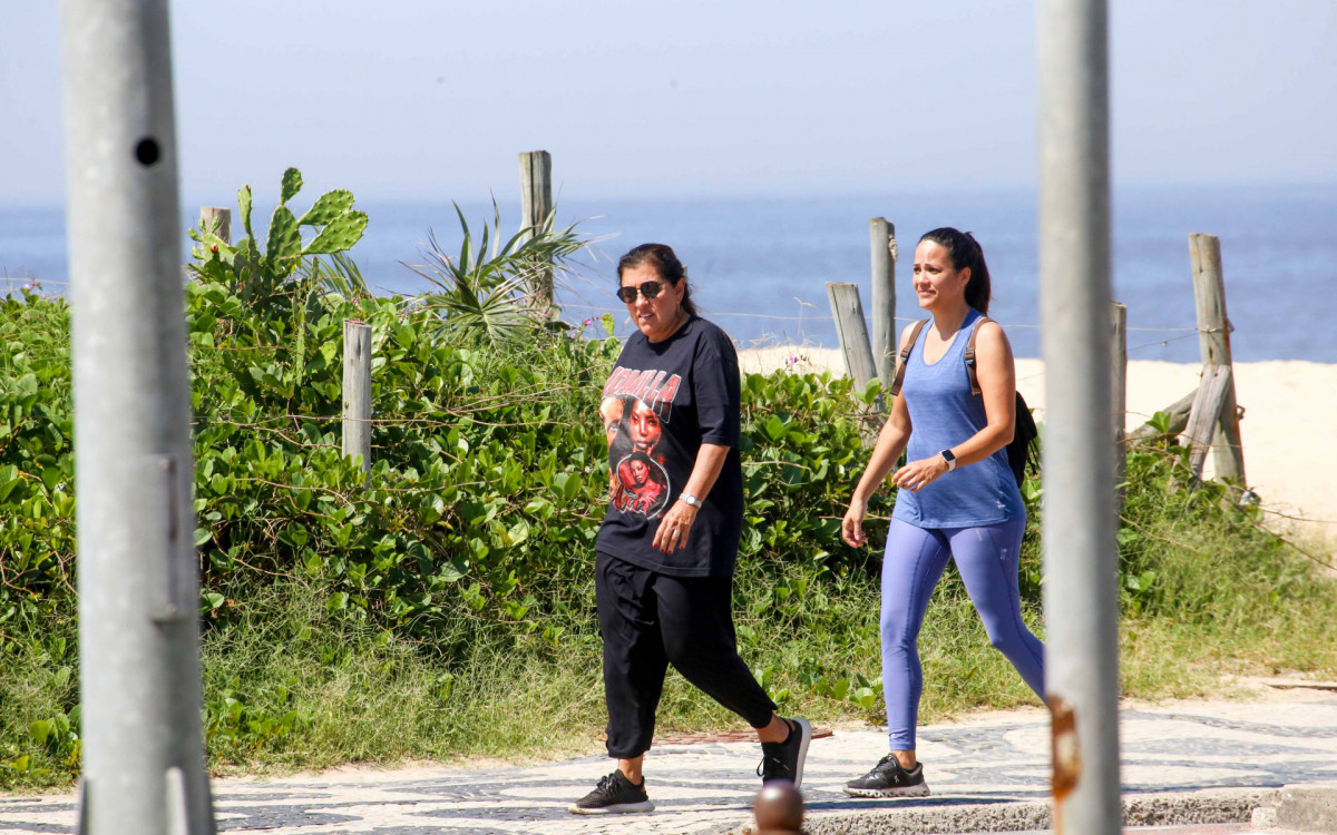 Regina Casé caminha na praia do Leblon - JC Pereira/Agnews