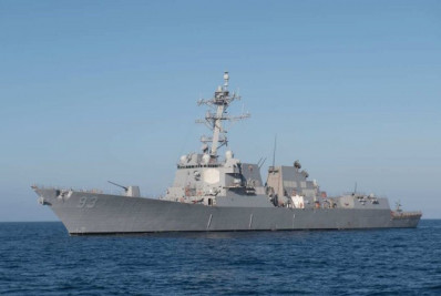 Rebeldes houthis do Iêmen atacam navios de guerra dos EUA