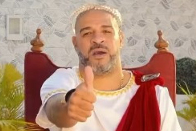 Vídeo: ídolo do Flamengo, Adriano se veste de imperador para divulgar Gladiador 2
